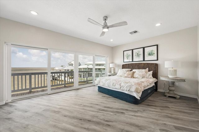 106 Quayside Drive, Tiki Island, TX 77554