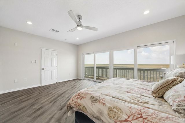 106 Quayside Drive, Tiki Island, TX 77554