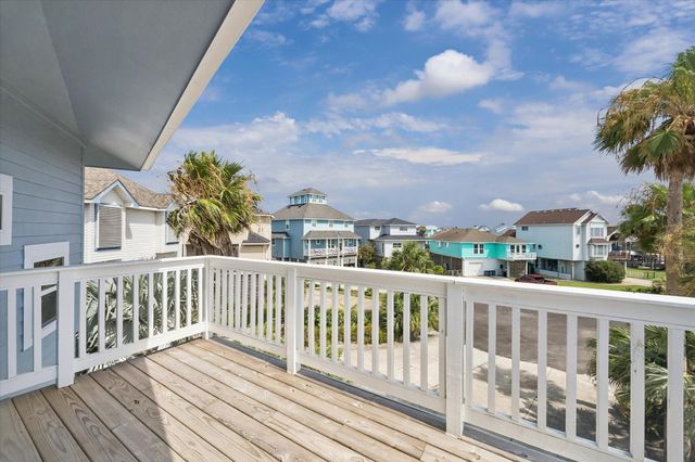 106 Quayside Drive, Tiki Island, TX 77554