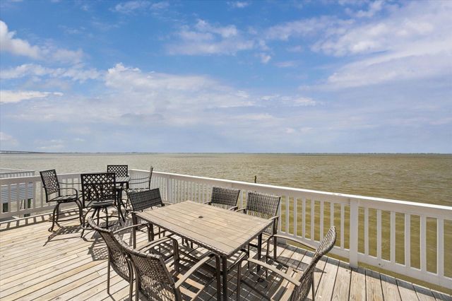 106 Quayside Drive, Tiki Island, TX 77554
