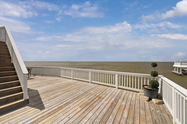 106 Quayside Drive, Tiki Island, TX 77554