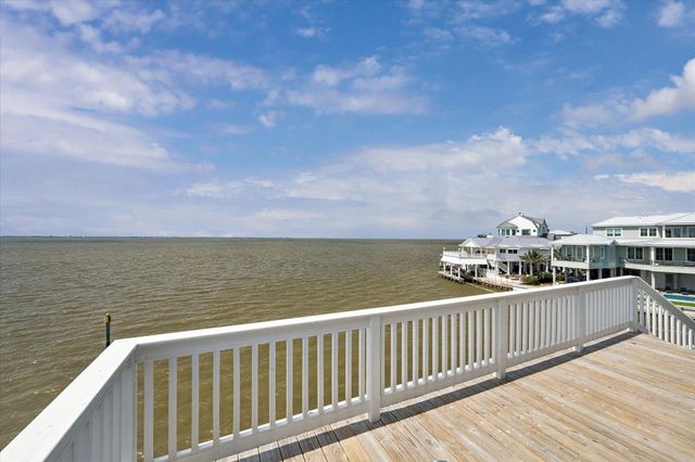 106 Quayside Drive, Tiki Island, TX 77554