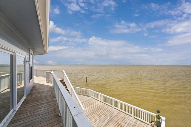 106 Quayside Drive, Tiki Island, TX 77554