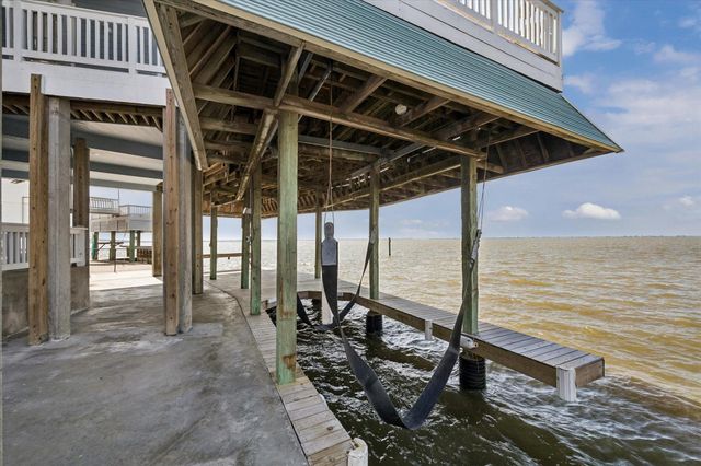 106 Quayside Drive, Tiki Island, TX 77554