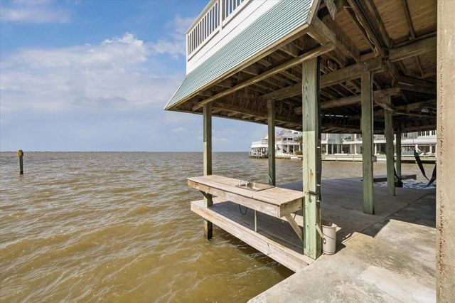 106 Quayside Drive, Tiki Island, TX 77554
