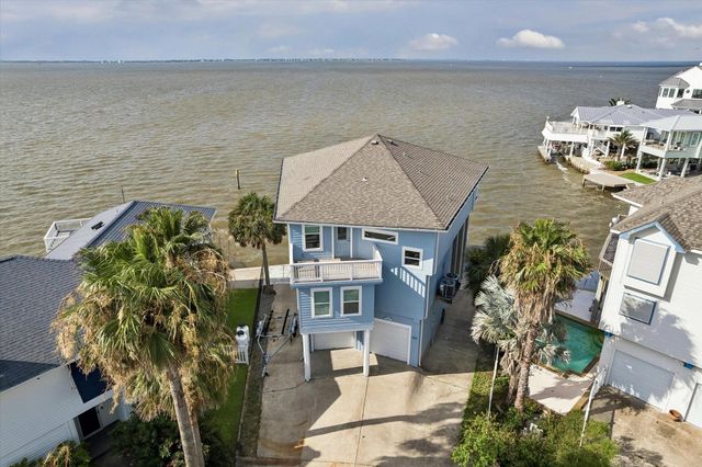 106 Quayside Drive, Tiki Island, TX 77554