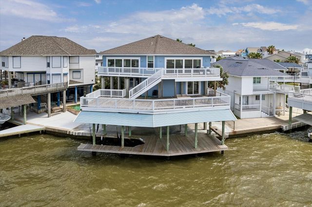 106 Quayside Drive, Tiki Island, TX 77554