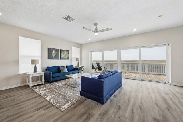 106 Quayside Drive, Tiki Island, TX 77554