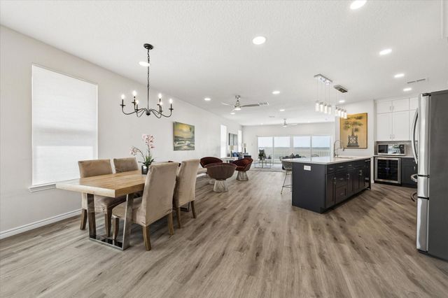 106 Quayside Drive, Tiki Island, TX 77554