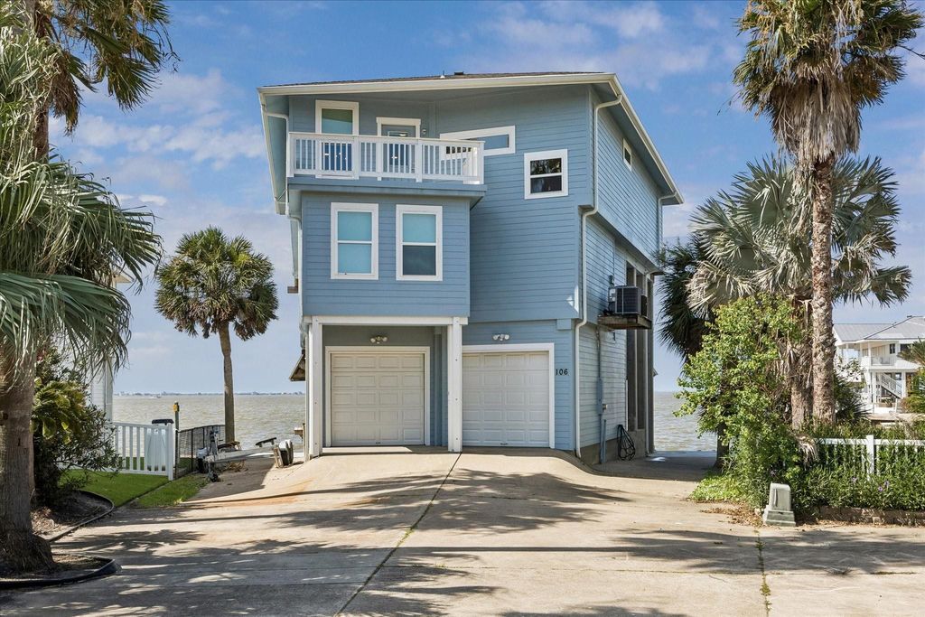 106 Quayside Drive, Tiki Island, TX 77554