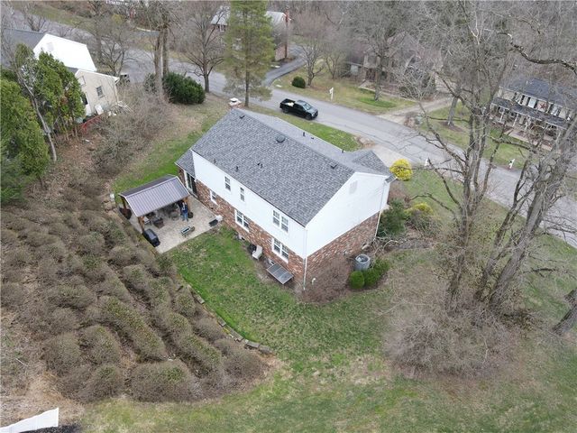 1696 Hathaway Ln, Upper St Clair, PA 15241