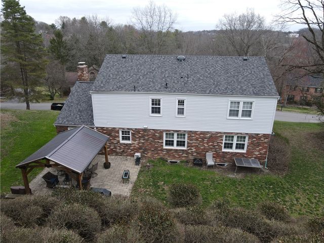 1696 Hathaway Ln, Upper St Clair, PA 15241