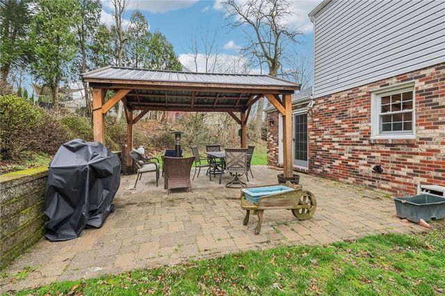 1696 Hathaway Ln, Upper St Clair, PA 15241