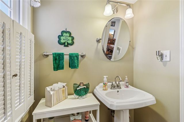 1696 Hathaway Ln, Upper St Clair, PA 15241