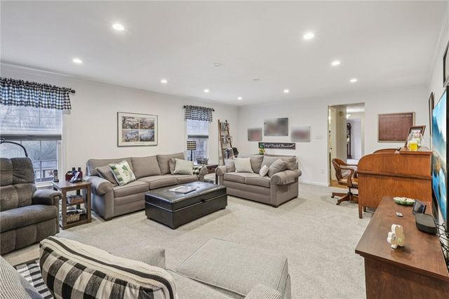 1696 Hathaway Ln, Upper St Clair, PA 15241