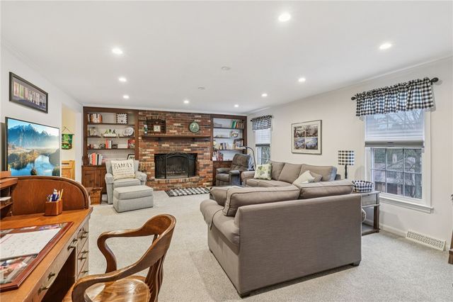 1696 Hathaway Ln, Upper St Clair, PA 15241