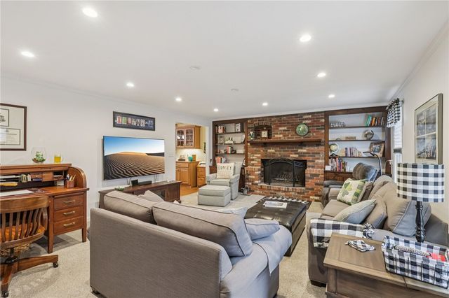 1696 Hathaway Ln, Upper St Clair, PA 15241