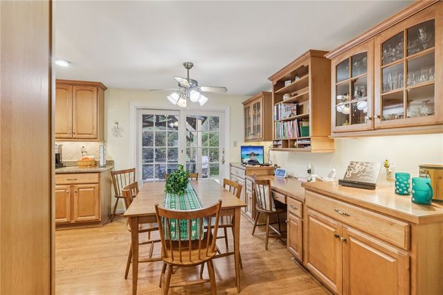 1696 Hathaway Ln, Upper St Clair, PA 15241