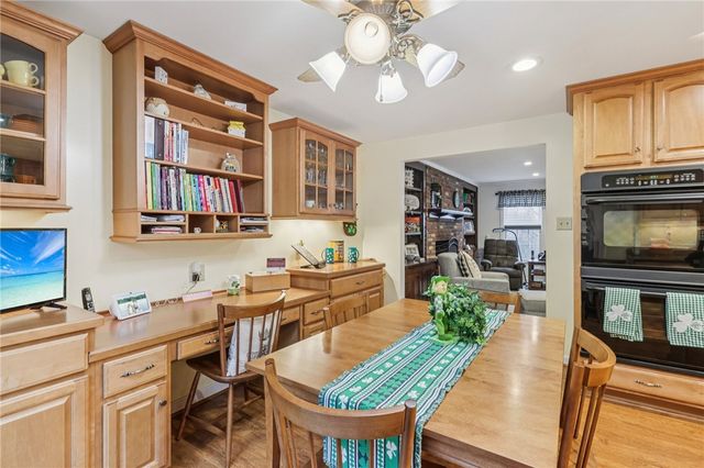 1696 Hathaway Ln, Upper St Clair, PA 15241