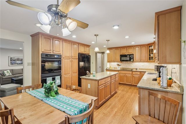 1696 Hathaway Ln, Upper St Clair, PA 15241