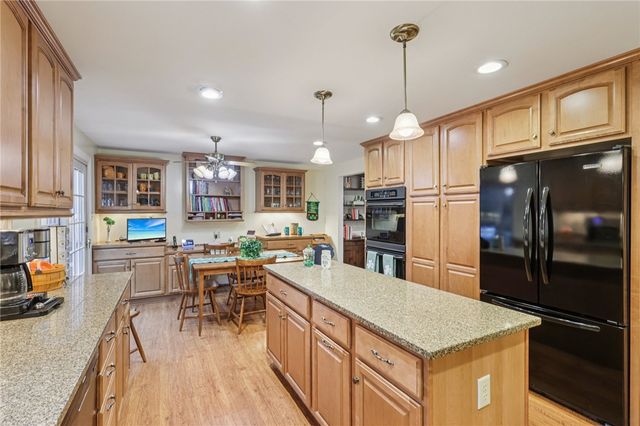 1696 Hathaway Ln, Upper St Clair, PA 15241