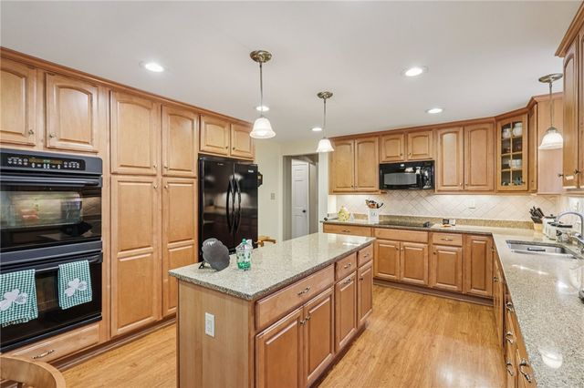 1696 Hathaway Ln, Upper St Clair, PA 15241