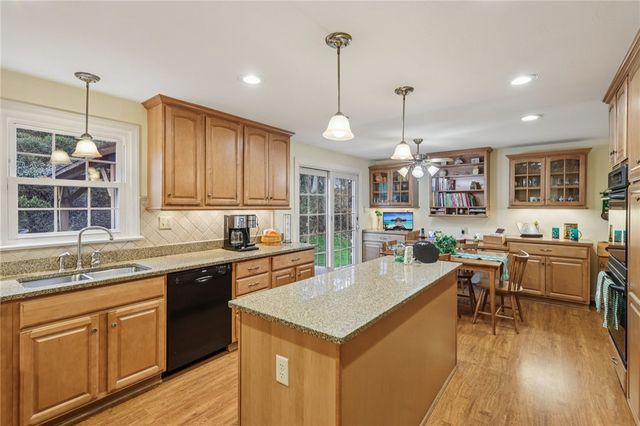 1696 Hathaway Ln, Upper St Clair, PA 15241