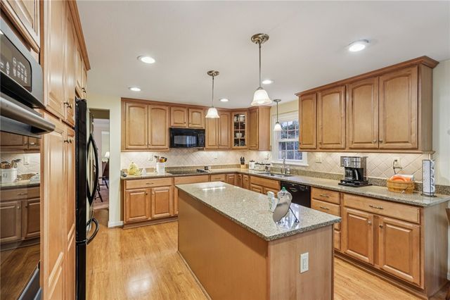 1696 Hathaway Ln, Upper St Clair, PA 15241
