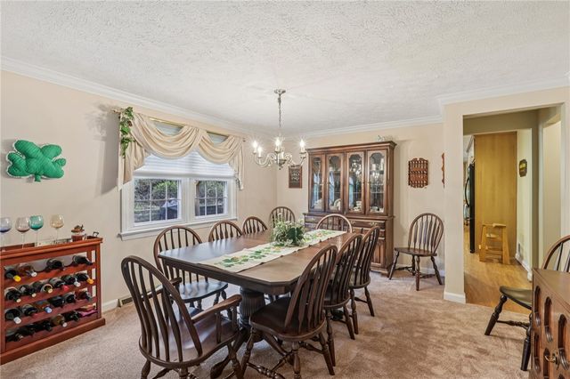 1696 Hathaway Ln, Upper St Clair, PA 15241