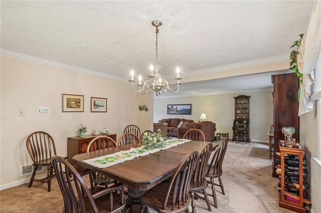 1696 Hathaway Ln, Upper St Clair, PA 15241