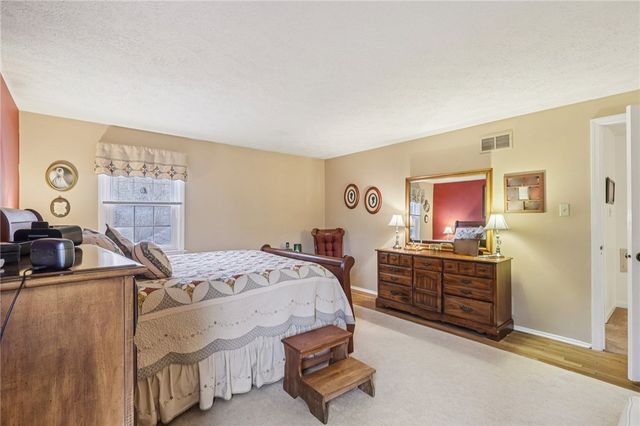 1696 Hathaway Ln, Upper St Clair, PA 15241