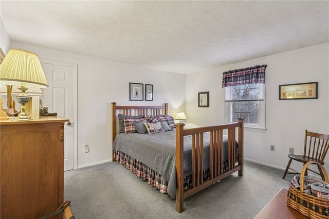 1696 Hathaway Ln, Upper St Clair, PA 15241