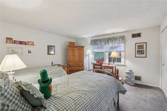 1696 Hathaway Ln, Upper St Clair, PA 15241