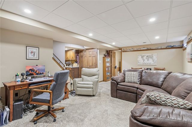 1696 Hathaway Ln, Upper St Clair, PA 15241