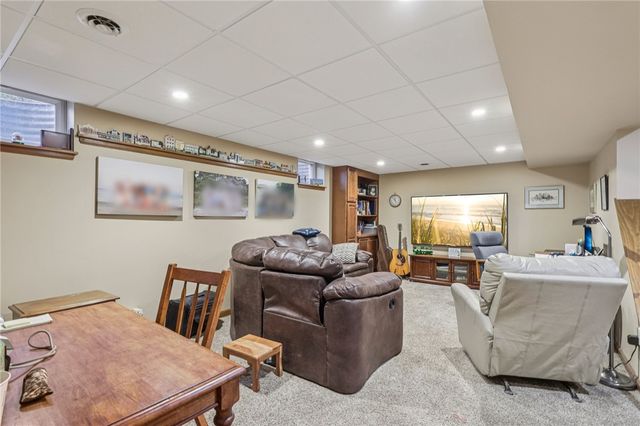 1696 Hathaway Ln, Upper St Clair, PA 15241