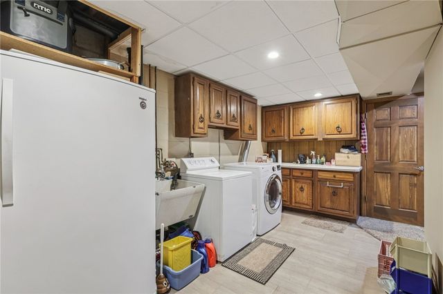 1696 Hathaway Ln, Upper St Clair, PA 15241