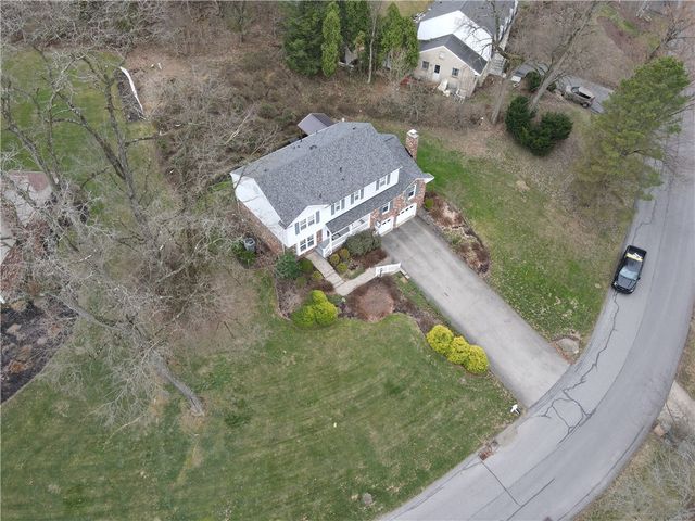 1696 Hathaway Ln, Upper St Clair, PA 15241