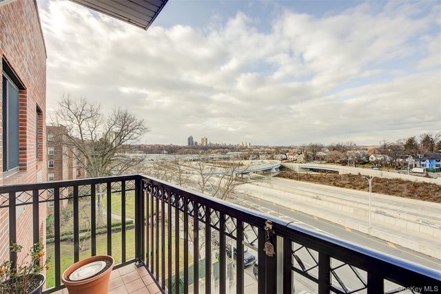 135-46 Grand Central Parkway 4C, Briarwood, NY 11435