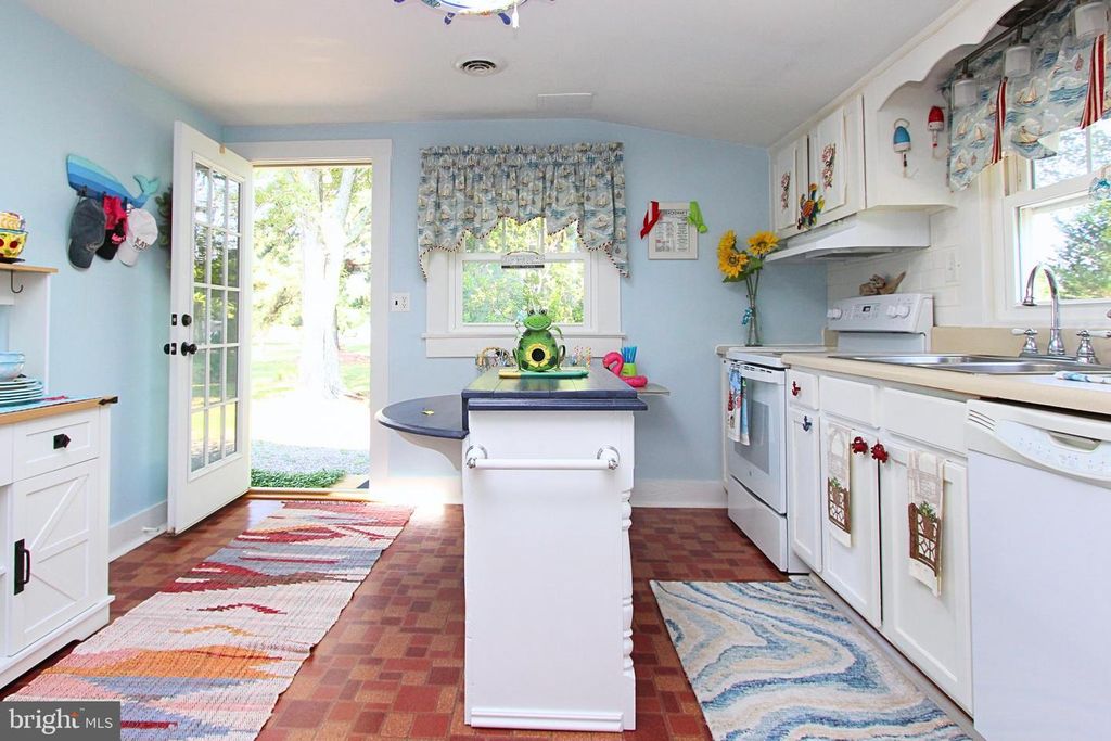 60 BRANSON COVE RD, Hague, VA 22469
