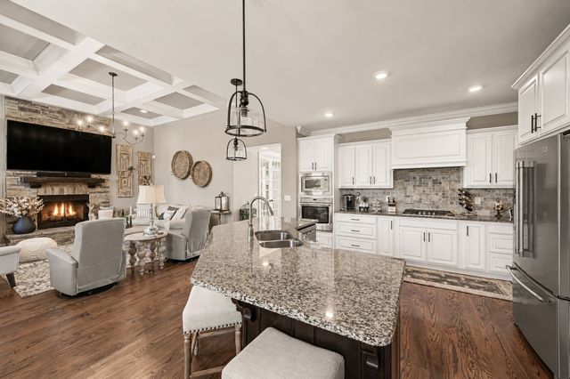 522 Country Club Dr, Dickson, TN 37055