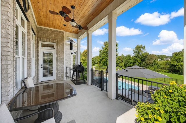 522 Country Club Dr, Dickson, TN 37055