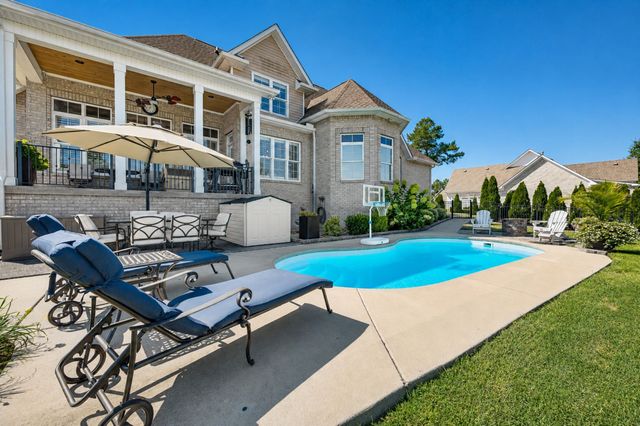 522 Country Club Dr, Dickson, TN 37055