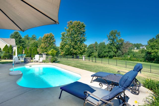 522 Country Club Dr, Dickson, TN 37055