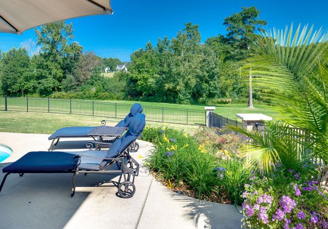 522 Country Club Dr, Dickson, TN 37055