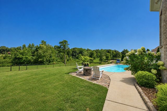 522 Country Club Dr, Dickson, TN 37055