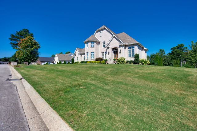 522 Country Club Dr, Dickson, TN 37055