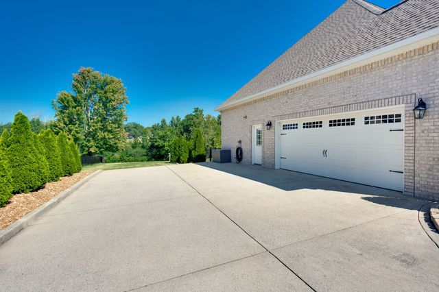 522 Country Club Dr, Dickson, TN 37055