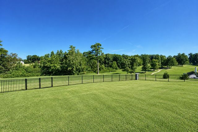 522 Country Club Dr, Dickson, TN 37055