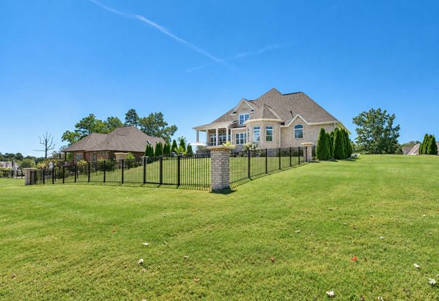 522 Country Club Dr, Dickson, TN 37055