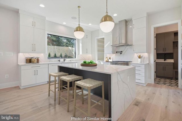 8316 WESTCHESTER DR, Vienna, VA 22182